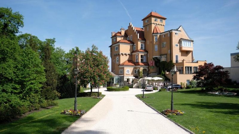 Hotel Schloss Mönchstein Architecture