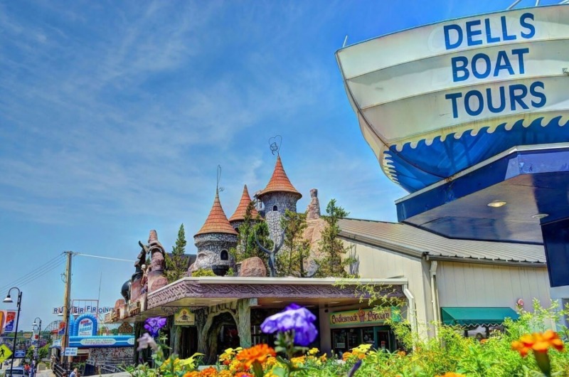 A Wisconsin Dells boat tour exploring the stunning Wisconsin Dells landscape.