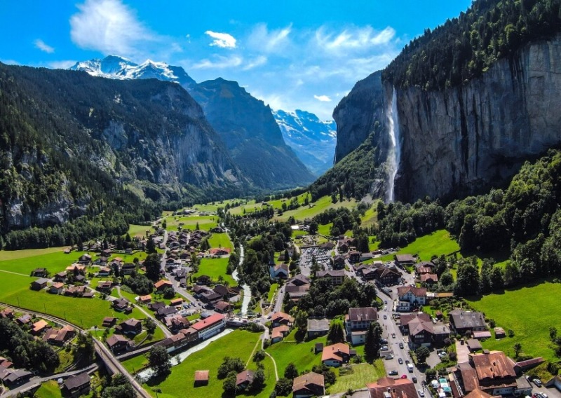 Town and the Mountains in Lauterbrunnen