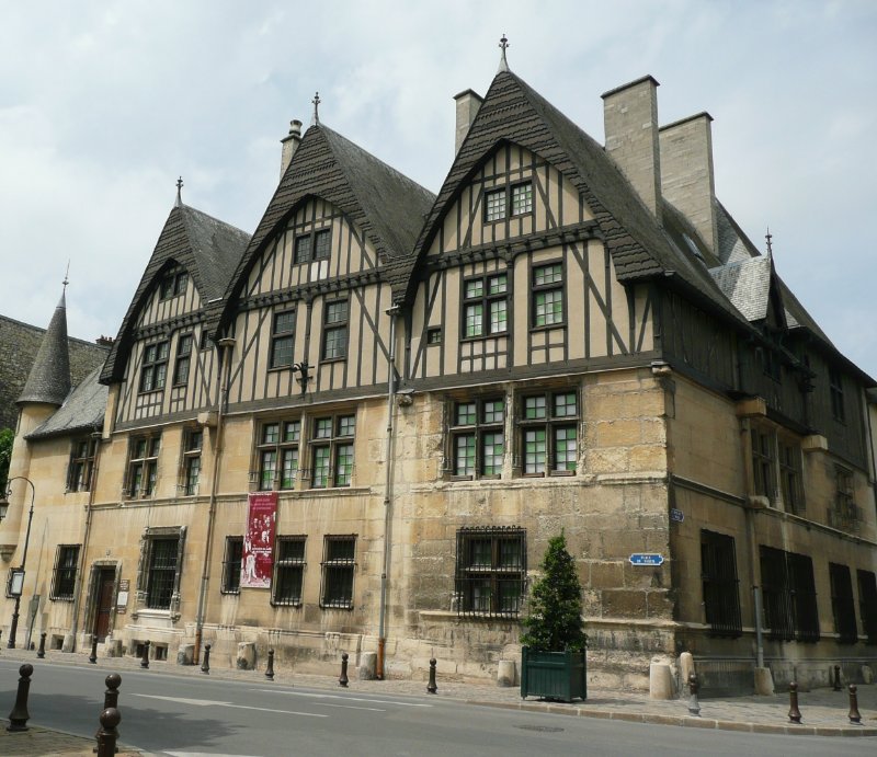 Musée-Hôtel Le Vergeur Building