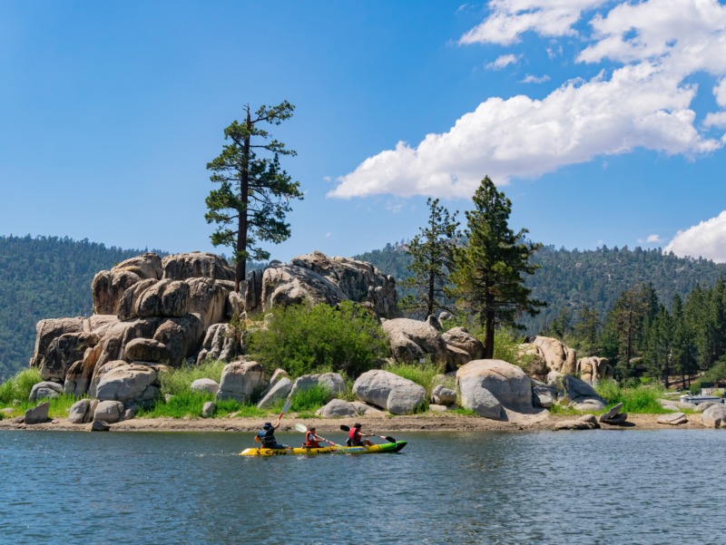 People playing kayak in Boulder Bay Park of Big bear lake