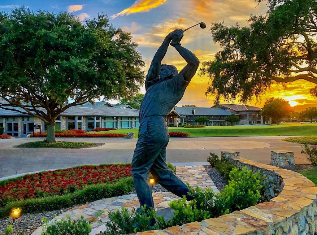 Statue playing golf in Arnold Palmer's Bay Hill Club & Lodge