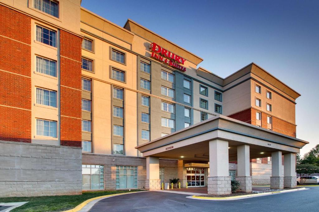 Drury Inn & Suites Charlotte Northlake building