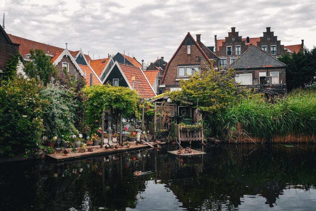 Enchanting waterside view of Het Doolhof, Volendam, showcasing traditional Dutch gabled houses and serene canal reflections.