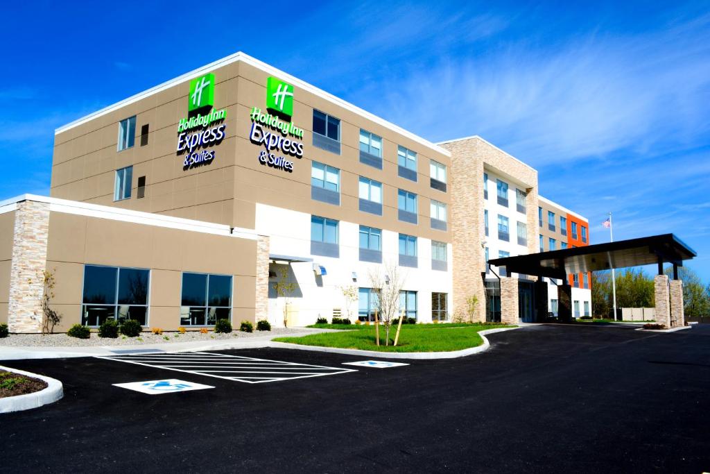 Holiday Inn Express & Suites Oswego, an IHG Hotel building