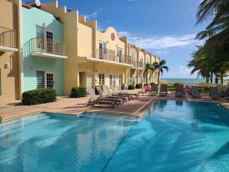 Pool and building of Hotel Lucía Beach