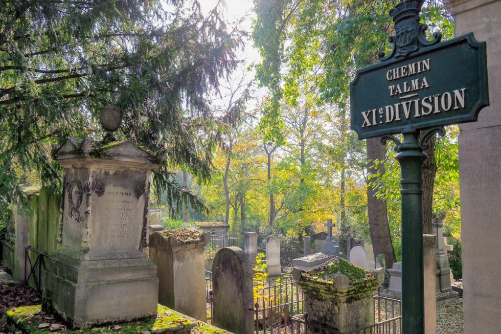 Autumn tranquility at Père-Lachaise Cemetery's Chemin Talma